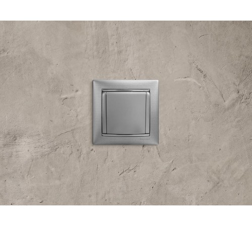 Valena Алюминий Розетка 1-ая с/з с крышкой  770122  Legrand