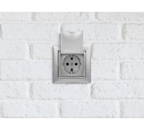 Valena Алюминий Розетка 1-ая с/з с крышкой  770122  Legrand