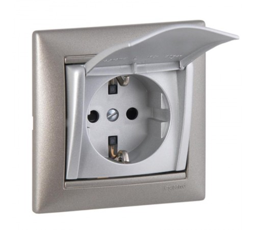 Valena Алюминий Розетка 1-ая с/з с крышкой  770122  Legrand