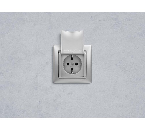 Valena Алюминий Розетка 1-ая с/з с крышкой  770122  Legrand