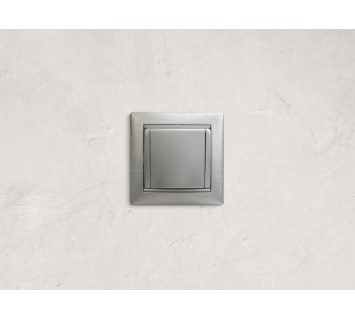 Valena Алюминий Розетка 1-ая с/з с крышкой  770122  Legrand