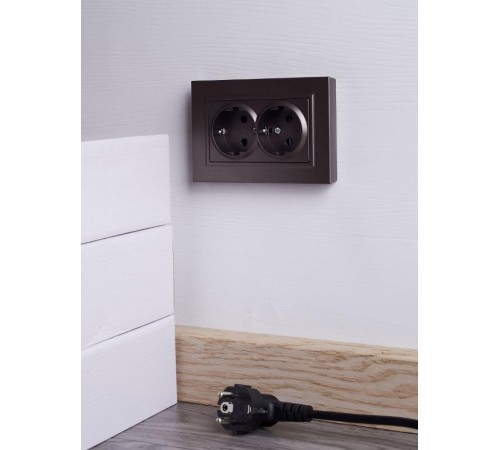 BRITE Розетка 2-ая с заземлением со шторками 16А в сборе РСш12-3-БрТБ темная бронза  BR-R24-16-K45-F  IEK