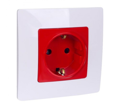 Etika Красный Розетка с заземлением со шторками 16А 250В винтовые зажимы  672722  Legrand