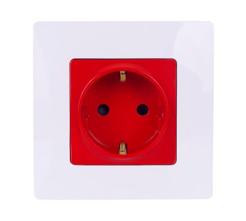Etika Красный Розетка с заземлением со шторками 16А 250В винтовые зажимы  672722  Legrand