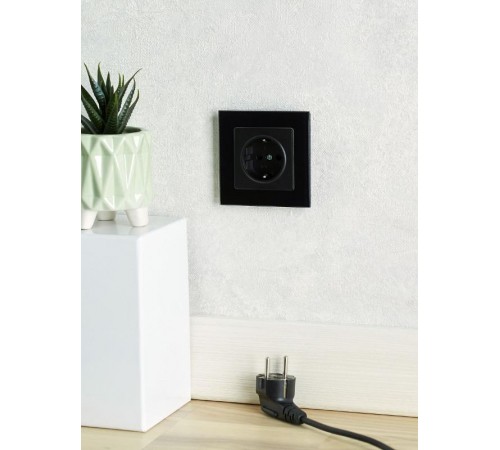 BRITE Розетка с заземлением со шторками 16А РС14-1-0-БрЧ черный  BR-R14-16-K02  IEK