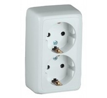 Розетка открытой установки, двухместная, с заземляющим контактом, со шторками, с изолирующей пластиной, цвет белый  РА16-154  HEGEL