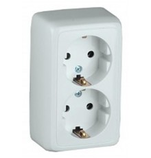 Розетка открытой установки, двухместная, с заземляющим контактом, со шторками, с изолирующей пластиной, цвет белый  РА16-154  HEGEL