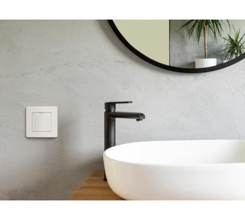 Inspiria Белый Розетка с крышкой с заземлением С/У со шторками 16А IP44 без рамки  673740  Legrand