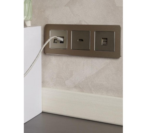 BRITE Рамка 3-ая РУ-3-1-Бр металл латунь RE  BR-M32-M-01-K49  IEK