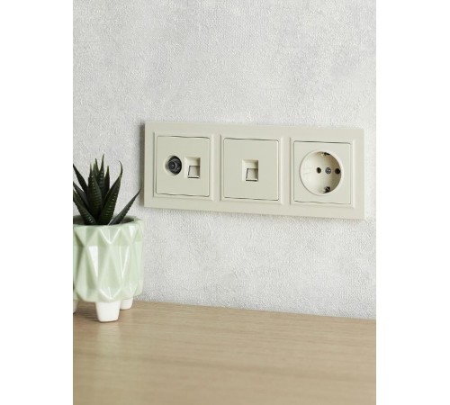 BRITE Рамка 3-ая РУ-3-БрКр бежевый  BR-M32-K10  IEK