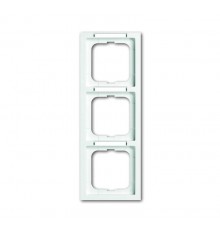 Рамка 3-постовая, с полем для надписи и шильдиком, вертикальная, серия future linear, цвет davos/альпийский белый  1754-0-4366   2CKA001754A4366  A
