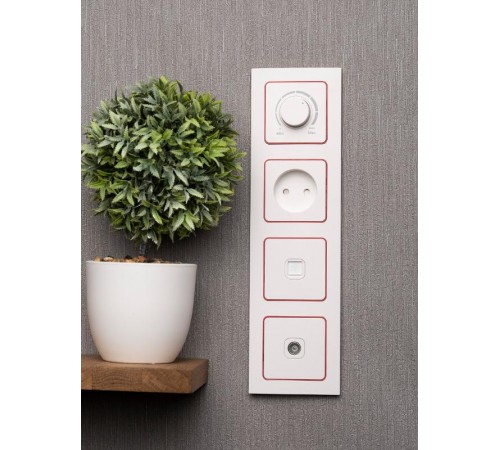 Стокгольм Рамка 4-местная белая с линией цвета красный PROxima  EAM-G-305-10  EKF