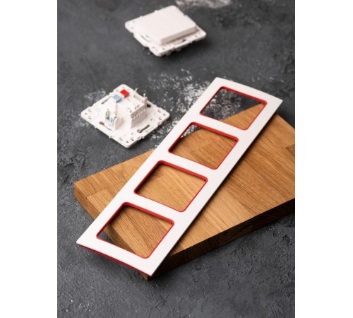 Стокгольм Рамка 4-местная белая с линией цвета красный PROxima  EAM-G-305-10  EKF