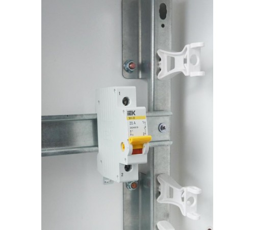 Выключатель нагрузки модульный (мини-рубильник) ВН-32 1Р 20А  MNV10-1-020  IEK
