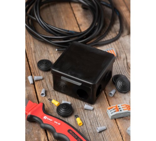 Коробка распределительная КМР-030-031 с крышкой (85х85х40) 7 мембр. вводов чёрная IP54  plc-kmr-030-031-b  EKF