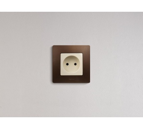 Etika Слоновая кость Розетка без заземления со шторками, винтовые клеммы  672334  Legrand