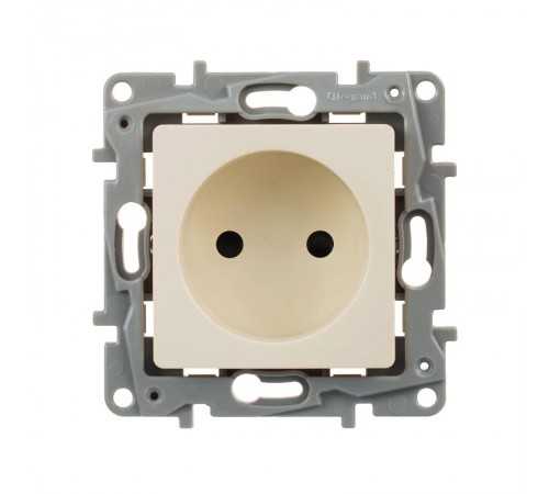 Etika Слоновая кость Розетка без заземления со шторками, винтовые клеммы  672334  Legrand
