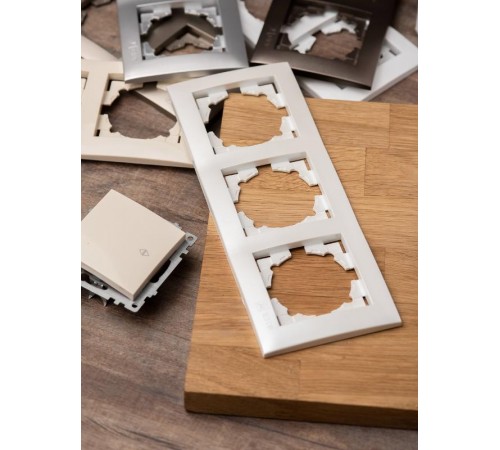 Валенсия рамка 3-местная белая EKF PROxima   EWM-G-303-10   EKF