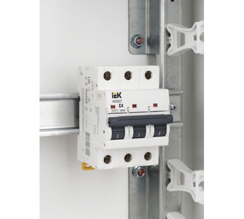 Выключатель автоматический трехполюсный M06N 3P C 4А 6кА ARMAT  AR-M06N-3-C004  IEK