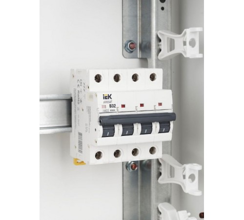 Выключатель автоматический четырехполюсный M06N 4P B 32А 6кА ARMAT  AR-M06N-4-B032  IEK