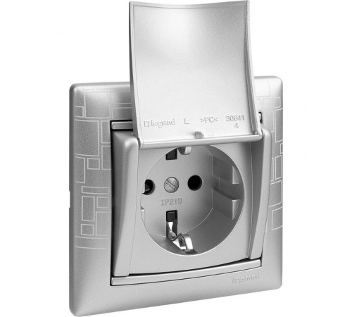Valena Алюминий Розетка 1-ая с/з с крышкой  770122  Legrand
