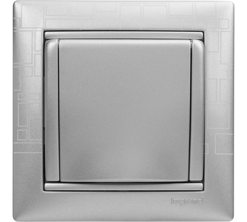 Valena Алюминий Розетка 1-ая с/з с крышкой  770122  Legrand