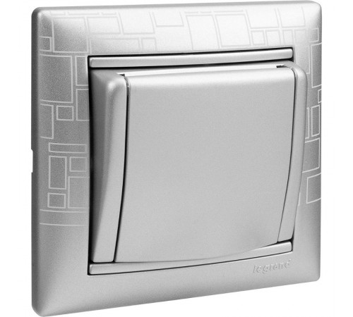 Valena Алюминий Розетка 1-ая с/з с крышкой  770122  Legrand