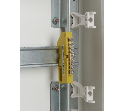 Шина PE "земля" на DIN-изоляторе ШНИ-6х9-8-Д-Ж  YNN10-69-8D-K05  IEK