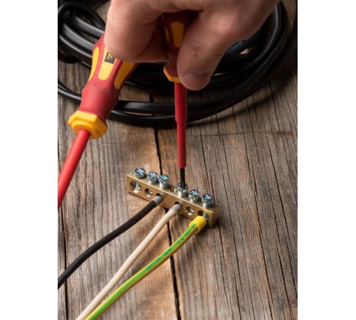 Шина PEN "ноль-земля" (8х12мм) 6 отверстий латунь крепеж по центру EKF PROxima  sn0-125-6-c  EKF