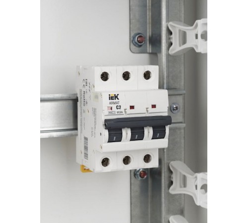 Выключатель автоматический трехполюсный M06N 3P C 3А 6кА ARMAT  AR-M06N-3-C003  IEK