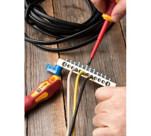 Шина "0" (8х12мм.) 125А  12 отверстий (2 изолятора стойка) латунь EKF PROxima  sn0-125-12-2  EKF