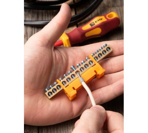 Шина "0" PE (6х9мм) 14 отверстий латунь желтый изолятор тип "Стойка" на DIN-рейку EKF PROxima  sn0-63-14-sy  EKF