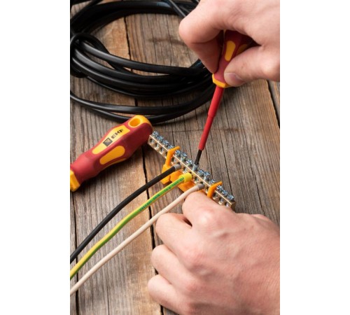 Шина "0" PE (6х9мм) 14 отверстий латунь желтый изолятор тип "Стойка" на DIN-рейку EKF PROxima  sn0-63-14-sy  EKF