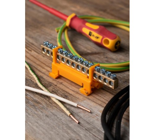 Шина "0" PE (6х9мм) 14 отверстий латунь желтый изолятор тип "Стойка" на DIN-рейку EKF PROxima  sn0-63-14-sy  EKF