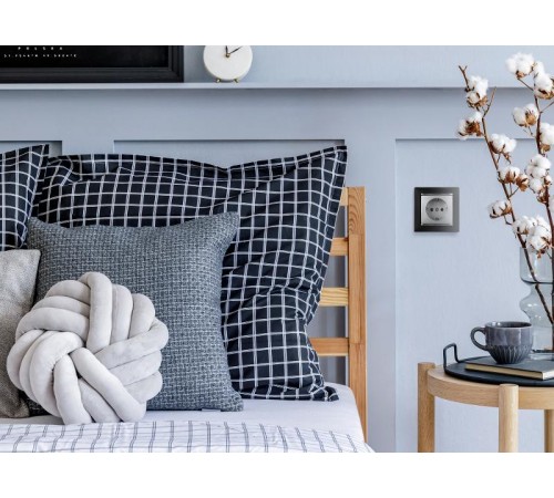 Valena Алюминий Розетка 1-ая с/з  770120  Legrand