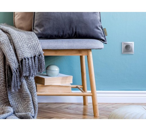 Valena Алюминий Розетка 1-ая с/з  770120  Legrand