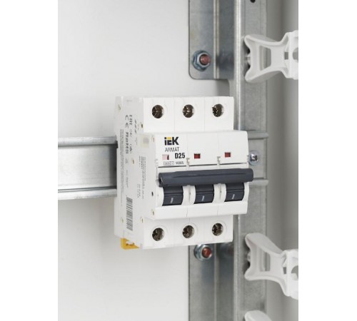 Выключатель автоматический трехполюсный M06N 3P D 25А 6кА ARMAT  AR-M06N-3-D025  IEK