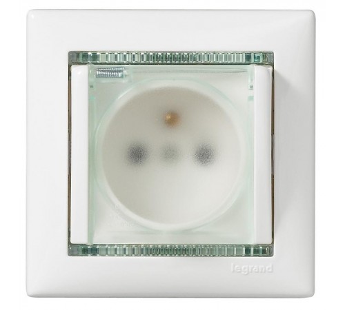 Valena Белый Розетка 1-ая с/з с крышкой и защитными шторками IP44 (к простой рамке)  774220  Legrand
