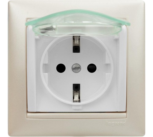 Valena Белый Розетка 1-ая с/з с крышкой и защитными шторками IP44 (к простой рамке)  774220  Legrand