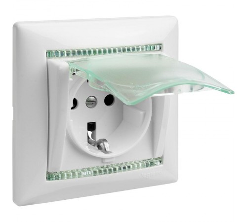 Valena Белый Розетка 1-ая с/з с крышкой и защитными шторками IP44 (к простой рамке)  774220  Legrand