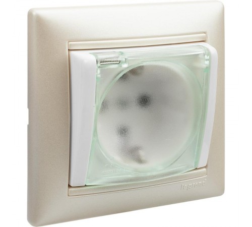 Valena Белый Розетка 1-ая с/з с крышкой и защитными шторками IP44 (к простой рамке)  774220  Legrand