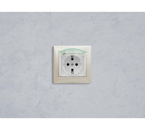 Valena Белый Розетка 1-ая с/з с крышкой и защитными шторками IP44 (к простой рамке)  774220  Legrand