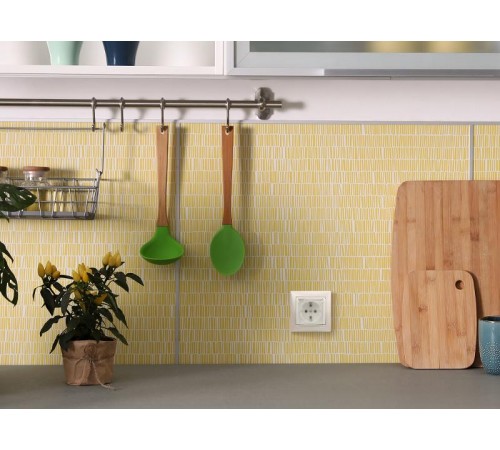 Valena Белый Розетка 1-ая с/з с крышкой и защитными шторками IP44 (к простой рамке)  774220  Legrand