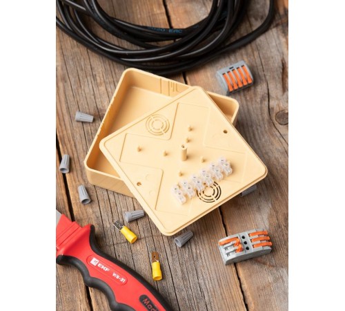 Коробка распределительная КМР-030-032кг (100х100х25) с клеммником светлое дерево EKF PROxima  plc-kmr-030-032kg-s  EKF