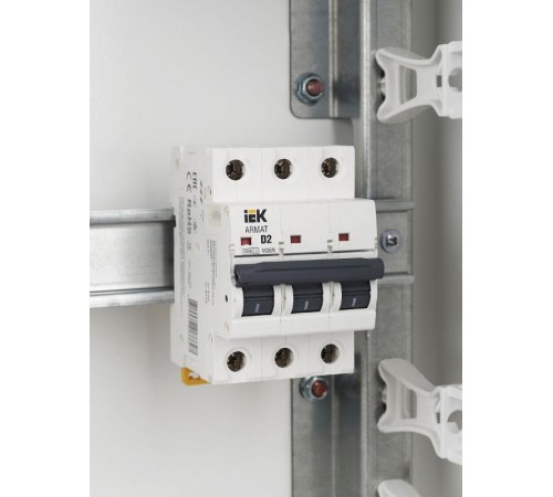 Выключатель автоматический трехполюсный M06N 3P D 2А 6кА ARMAT  AR-M06N-3-D002  IEK
