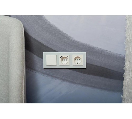 BRITE Рамка 3-ая РУ-3-2-Бр стекло белый матовый  BR-M32-G-31-K01  IEK