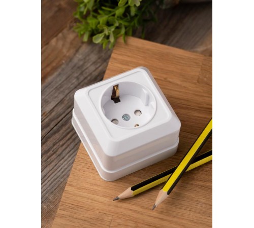 Рим Розетка 1-местная 16А с заземлением белая с защ. штор. EKF  ENR16-028-100  EKF