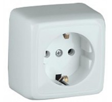 Розетка открытой установки, одноместная, с заземляющим контактом, с изолирующй пластиной, цвет белый  РА16-113  HEGEL