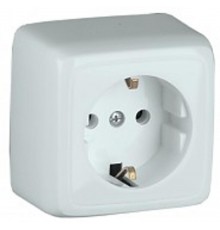 Розетка открытой установки, одноместная, с заземляющим контактом, с изолирующй пластиной, цвет белый  РА16-113  HEGEL