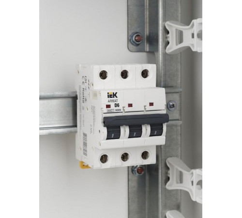 Выключатель автоматический трехполюсный M06N 3P D 6А 6кА ARMAT  AR-M06N-3-D006  IEK